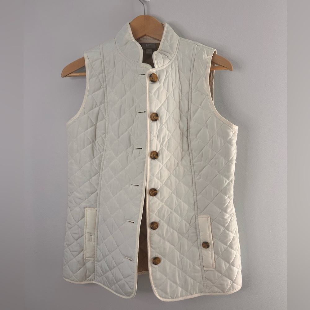 J. Jill woman’s cream colored quilted vest, size XS.